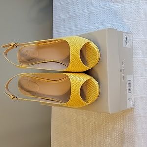NWT Yellow Bandolino peep toe pumps
